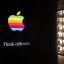 De befaamde Apple slogan is ook te vinden in het Apple Museum.