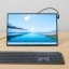 Voor het idee: zo groot is de ASUS ZenScreen OLED MQ16FC vergeleken met een full-size toetsenbord.
