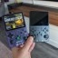 Gamelab console naast de originele R36S (rechts)