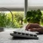 Polshouding rustend met Logitech MX Mechanical Mini for Mac met uitgeklapte pootjes: minder comfortabel