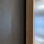 De Hisense CanvasTV hangt dicht op de wand bij gebruik van de meegeleverde wandbeugel.