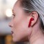 De Huawei Freebuds Lipstick oortjes plaats je niet in de gehoorgang, maar hang je als het ware in je oor.