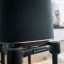 LG Sound Suite M7 speaker op een standaard (detail)