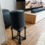 LG Sound Suite M7 speaker op een standaard 