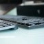 Logitech MX Mechanical naast de MX keys (links). Te zien is dat de MX Keys nog een stuk dunner is, maar de hoogte is nagenoeg gelijk.