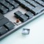 Onder de wat dunner abs-plastic toetsen van de Logitech MX Mechanical gaan Cherry MX low profile schakelaars schuil.