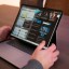 Verstellen van het beeldscherm van de Microsoft Surface Laptop Studio gaat soepel en eenvoudig.