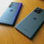 Motorola Edge 30 Ultra naast de Edge 30 Pro (links)
