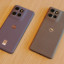 De Motorola Edge 50 (rechts, in aaibaar Koala Grey) naast de Motorola Edge 50 Neo in Pantone-kleur Grisaille
