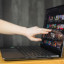 De MSI Creator Z16P heeft een touchscreen, dat ook met een optionele pen te bedienen is.