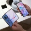 Galaxy Fold8 en Fold8 Ultra (rechts) in de hand