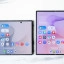 Samsung Galaxy Fold8 (landschap) naast Flip8 Ultra - opengeklapt