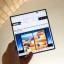 Samsung Fold8 Ultra opengeklapt in de hand (portretstand)