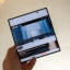 Samsung Fold8 Ultra opengeklapt in de hand (portretstand)