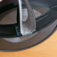 Eerst maak je de dweil van de iRobot Roomba Combo j7+ in het midden vast...