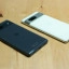 Google Pixel 7a (zwart) naast Google Pixel 7 (wit)