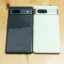 Google Pixel 7a (zwart) naast Google Pixel 7 (wit)