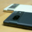 Google Pixel 7a (zwart) naast Google Pixel 7 (wit)