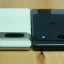 Google Pixel 7a (zwart) naast Google Pixel 7 (wit)