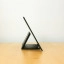 De ViewSonic VP16-OLED met de voet in een alternatieve stand.