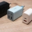 Xtorm XEC067 GaN² lader (wit) naast diverse andere laders: een 125 W Motorola lader en een 65 W GaN lader van Baseus