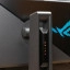 ROG Swift OLED PG27UCDM achterzijde met RGB detail