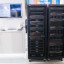 Deze twee server racks op Computex 2025 bevatten een uitgebreid assortiment aan enterprise opslag van Synology, waaronder de gloednieuwe PAS7700.