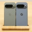 Google Pixel 10 Pro (rechts) naast de Pixel 9 Pro