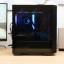 FlowUp x Powered by MSI De Ik hoor je Gaming PC - Don Kaaklijn - zijaanzicht door venster