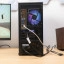 Achterkant van de Ik hoor je Gaming PC met verlichte ventilator