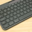 Logitech Signature Slim Solar+ K980 - kleine linkershift met overbodige toets ernaast