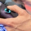 MSI Claw 8 EX AI+ in de hand (detail)