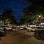Pixel 10 Pro avond - de gele tint van de straatlamp rechts klopt beter, terwijl wit licht ongewijzigd blijft