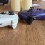 8bitdo Ultimate 2 (rechts) naast de Ultimate