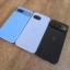 Google Pixel 9a (midden) naast Pixel 8a (links) en Pixel 9
