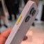 The Fairphone en zijn felgroene knop voor Moments