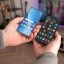 De Xiaomi 12 naast de Samsung Galaxy S22 in de hand.