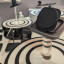 Zens Magnetic Nightstand Charger met op de achtergrond prototype Qi 2 opladers