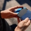 Zo schuif je de Chipolo Card in de Secrid Miniwallet Trackable