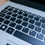 Toetsenbord van de Acer Aspire Vero (AV15-51-574G) close-up - let op de gele, omgedraaide R en E.