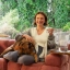 Geen BRITA LARQ iQ, wel de actrice die we kennen uit Stranger Things en Enola Holmes, met een waterkan en een hond