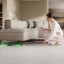 De Dyson PencilVac is plat geklapt 9,5 cm hoog en kan dus ook onder veel banken en bedden komen.