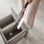 Legen van het reservoir van de Dyson PencilVac 