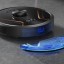 De Eufy RoboVac X8 Hybrid robotstofzuiger kan naast stofzuigen ook dweilen.