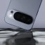 De Google Pixel 10 Pro moet tegen een stootje (en vocht) kunnen.
