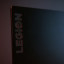 Het Legion logo is discreet aanwezig op de klep. Je ziet het alleen echt goed als het licht erop valt. Deze foto vereiste net de juiste lichthoek.