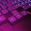 Kenmerkend voor gaming laptops: fatsoenlijke cursortoetsen. Waarom die niet op gewone laptops mogen zitten, is ons een raadsel.