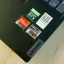 De stickers laten zien wat voor vlees je in de kuip hebt: een processor van AMD met AMD graphics, en een aparte videokaart van Nvidia. Plus de support-QR van Lenovo. Waarom dit allemaal bovenop de laptop moet? 