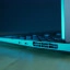 De achterrand van de Lenovo Legion Slim 7 Pro steekt iets uit achter het scherm.