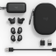 De Logitech Zone True Wireless en alle meegeleverde accessoires.